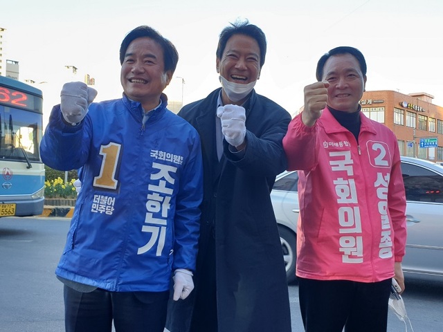 ▲ 임종석 전 대통령비서실장이 충남 서산시청 앞에서 민주당 조한기 후보와 성일종 후보 사이에서 선의의 결쟁을 펼쳐 줄 것을 당부하면서 파이팅을 외치고 있다.ⓒ성일종 후보 사무실