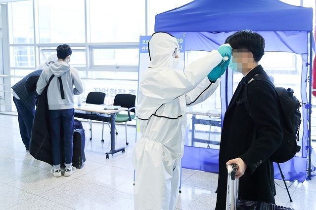 ▲ 대전시 방역요원들이 해외입국자들이 KTX를 이용해 대전역에 도착한 사람들을 대상으로 코로나19 검사를 실시하고 있다.ⓒ대전시
