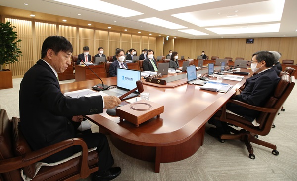 ▲ 이주열 한국은행 총재(가운데)가 9일 한은 본관에서 금융통화위원회 본회의를 주재하고 있다. ⓒ한국은행