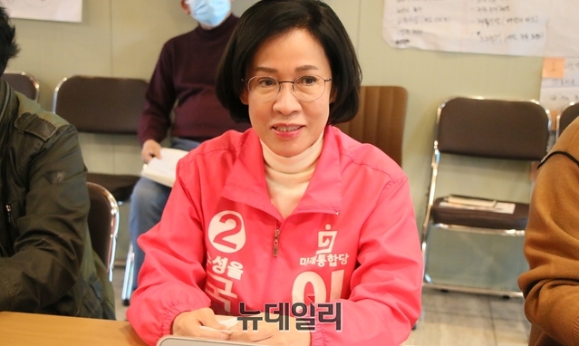 ▲ 이인선 후보는 9일 오전 자신 선거사무소에서 기자회견을 갖고 “대구경북은 그동안 문재인 정부에서 홀대론, 예산 패싱으로 힘들었다. 문재인 정권에 대항해 통합당에 힘을 실어 달라”고 강조했다.ⓒ뉴데일리