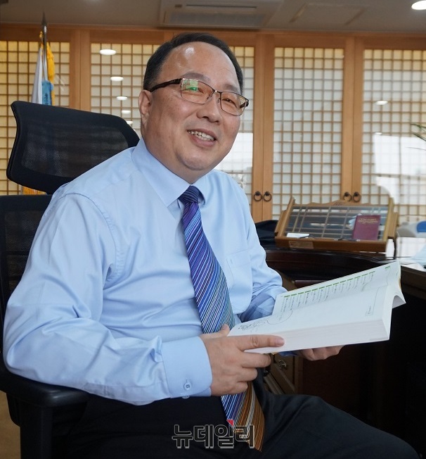 ▲ 지난 1일 취임한 신임 엄태석 서원대학교 총장 직무대행.ⓒ김정원 기자