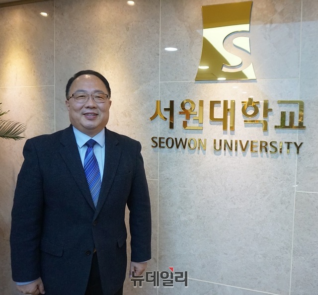 ▲ 엄태석 서원대학교 총장 직무대행이 서원대 로고 앞에서 포즈를 취고 있다.ⓒ김정원 기자