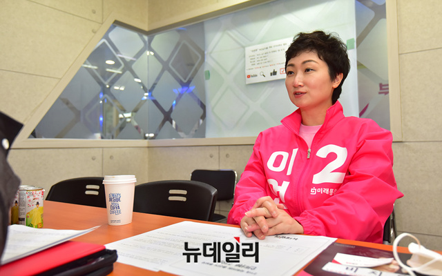 ▲ 미래통합당 부산광역시 남구을 후보로 출마한 이언주(47) 후보. 이 후보는 인터뷰가 진행되는 동안 한시도 쉬지 않고 '정권 심판'을 부르짖었다. ⓒ정상윤 기자