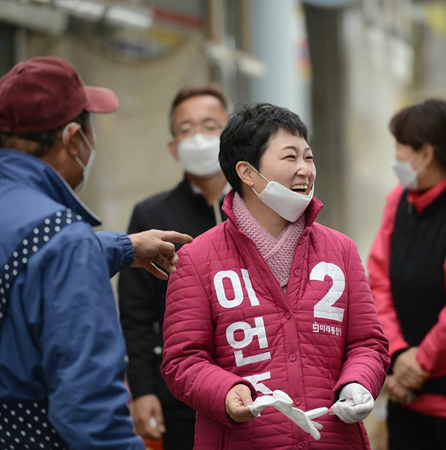 ▲ 이언주 후보가 부산 남구을 주민들과 이야기 중인 모습. ⓒ이언주 후보 선거캠프 제공