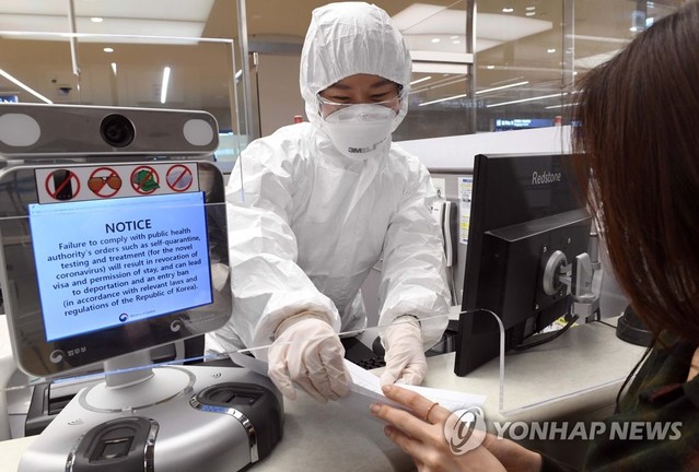 ▲ 인천국제공항 출입국 외국인청 입국심사관이 유증상자 전용 입국심사대에서 입국심사 후 자가격리 지침을 설명하고 있다. ⓒ연합뉴스