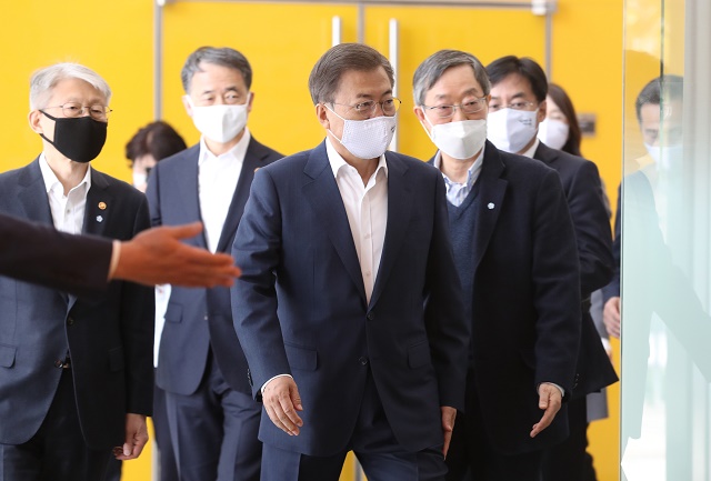 ▲ 문재인 대통령이 9일 오전 경기도 성남에 위치한 한국파스퇴르연구소에서 열린 신종 코로나바이러스 감염증(코로나19) 치료제·백신 개발 산업계·학계·연구소·병원 합동 회의에 참석하고 있다. ⓒ뉴시스