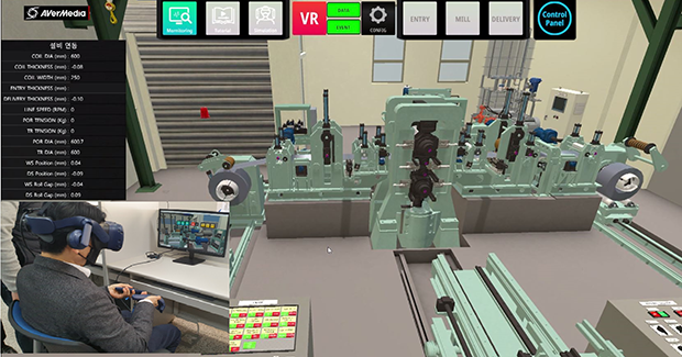 ▲ 포스코 현장 영보드 위원들이 지난 8일 포스코인재창조원 압연제어 실습장에서 설비의 작동 원리 이해를 돕기 위한 가상 현실(VR)과 게임형 시뮬레이터 시스템을 체험하고 있다.ⓒ포스코