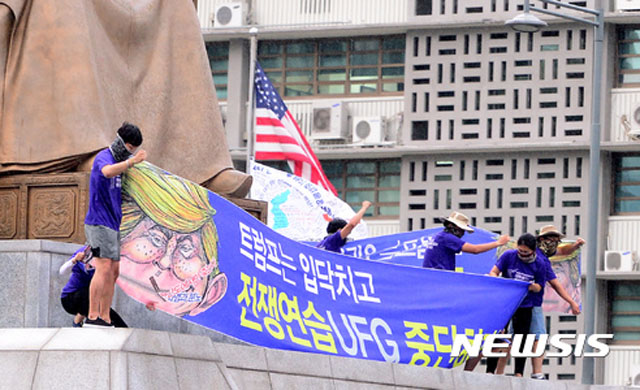 ▲ 해리스 대사 부임 한 달 뒤 주한 미국대사관 앞에서 벌어진 반미시위. ⓒ뉴시스. 무단전재 및 재배포 금지.