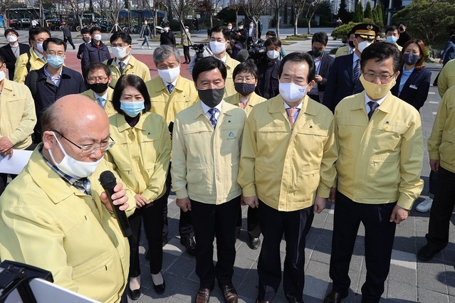 ▲ 정세균 국무총리가 9일 대전역 코로납9 선별진료소를 방문, 대전시 관계자로부터 보고를 받고 있다.ⓒ대전시