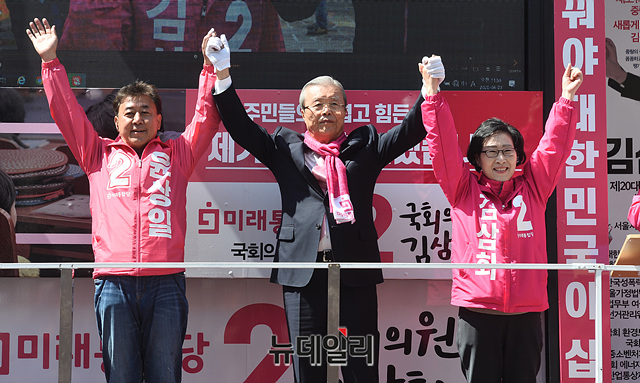 ▲ 김종인 미래통합당 총괄선대위원장이 9일 오전 서울 중랑 상봉터미널 팔각정 앞에서 김삼화 중랑구갑 후보, 윤상일 중랑구을 후보와 손을 맞잡고 총선 승리를 다짐하고 있다.ⓒ박성원 기자