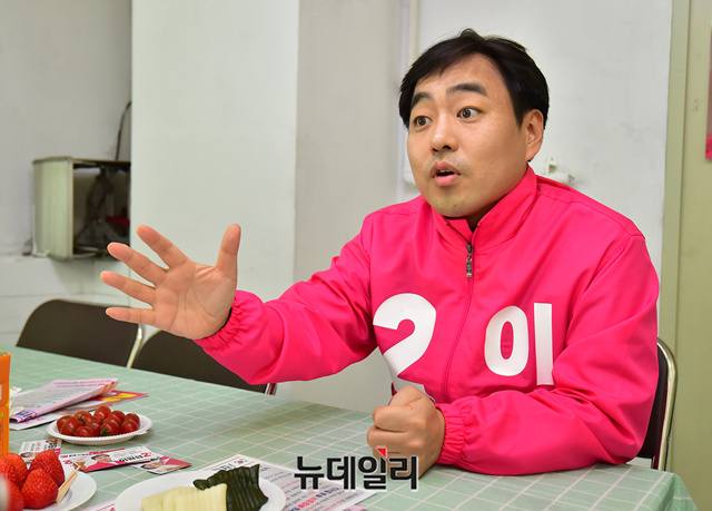 ▲ 이원섭 미래통합당 경기 용인을 국회의원 후보가 9일 용인시 기흥구 선거사무소에서 뉴데일리와 인터뷰를 갖고 있다. ⓒ정상윤 기자