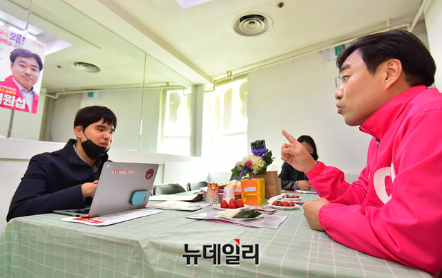 ▲ 이원섭 미래통합당 경기 용인을 국회의원 후보가 9일 용인시 기흥구 선거사무소에서 뉴데일리와 인터뷰를 갖고 있다. ⓒ정상윤 기자