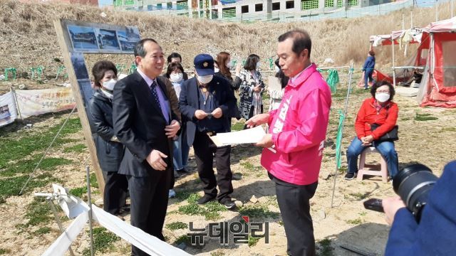 ▲ 인간성회복운동추진협의회 운영위원회가 9일 사랑의 일기연수원과 세종시민투쟁기록관 등 재건립을 위한 모임을 가진 가운데 세종을 통합당 김병준 후보가 참석해 박현식 운영위원장으로부터 설명을 듣고 있다.ⓒ김동식 기자