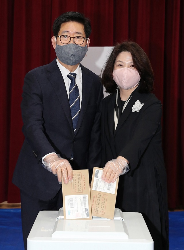 ▲ 양승조 충남도지사와 부인 남윤자씨가 충남도서관에서 21대 총선 사전 투표를 하고 있다.ⓒ충남도