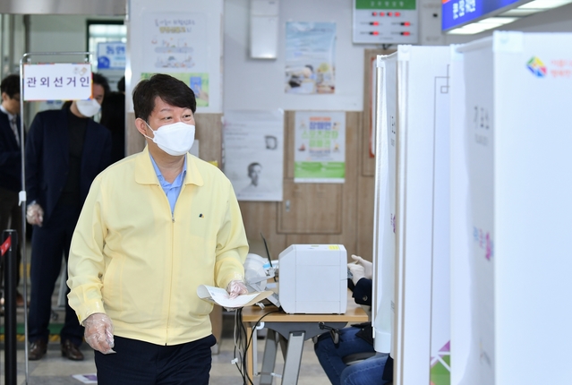 ▲ 대구시선관위는 제21대 국회의원선거 사전투표가 4월 10일과 11일 이틀간 대구 140개 사전투표소에서 실시된다고 밝혔다. 사진은 권영진 대구시장 사전 투표 장면.ⓒ대구시