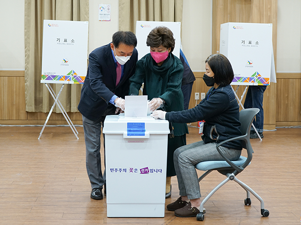 ▲ 미래통합당 경주시 김석기 후보가 사전투표를 하고 있다.ⓒ김석기 후보 측