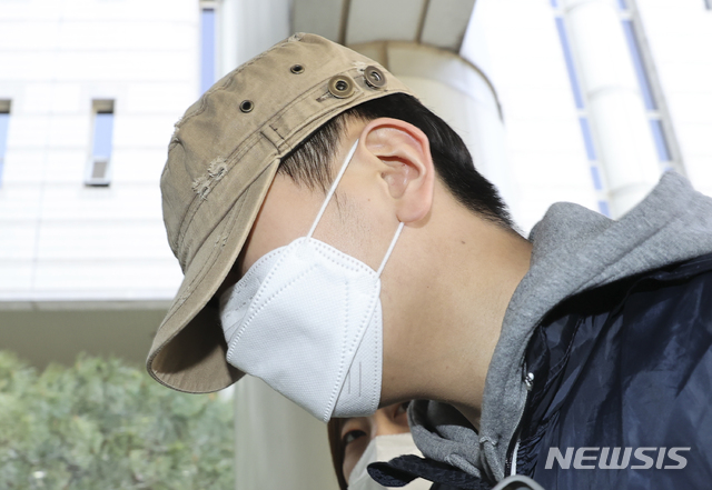 ▲ 조주빈의 공범 '부따' 강모 군이 9일 서초구 서울중앙지법에서 열린 구속 전 피의자심문(영장실질심사)에 출석하고 있다. ⓒ뉴시스