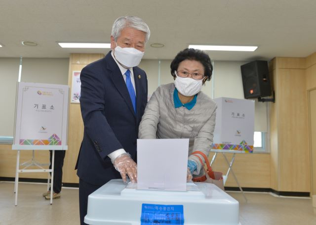 ▲ 서금택 세종시의장 부부가 10일 오전 조치원읍사무소 사전투표소에서 투표를 하고 있다.ⓒ세종시의회
