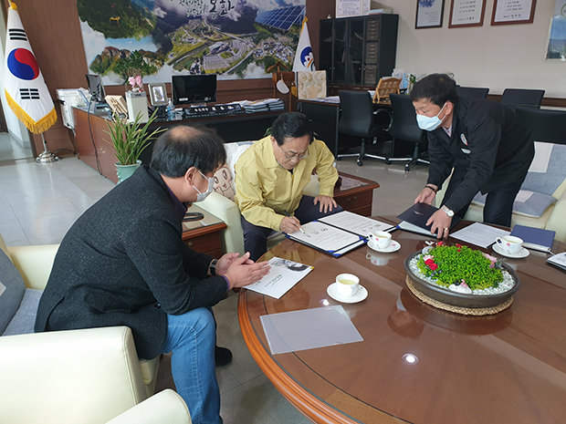 ▲ 봉화군·한국수목원관리원·아이오씨아이는 ‘봉화군 산림생물자원 활용한 화장품 제조 기술’ 기술이전 및 업무협약을 체결했다.ⓒ봉화군