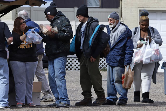 ▲ 미국 펜실베이니아주 피츠버그의 한 교회 주차장에서 식료품과 생필품을 배급받는 노숙자들. ⓒ뉴시스. 무단전재 및 재배포 금지.
