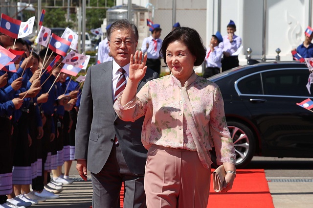 ▲ 문재인 대통령과 부인 김정숙 여사가 2019년 9월 6일 라오스 와타이 국제공항에서 환송식을 하고 있다. ⓒ뉴시스