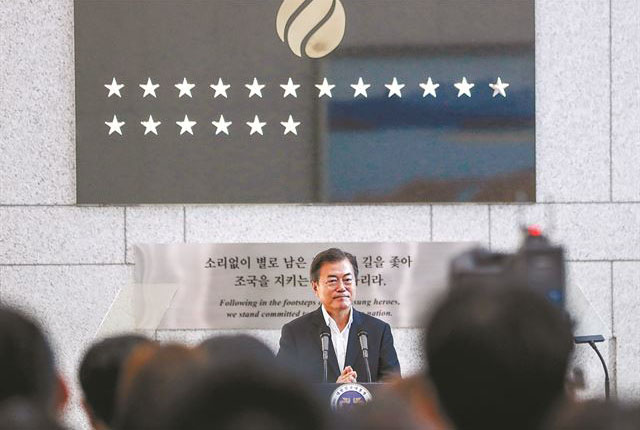 ▲ 2018년 7월 국정원 충혼탑 앞에서 연설을 하는 문재인 대통령. ⓒ청와대 제공.