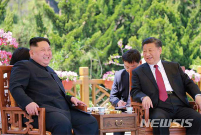 ▲ 국정원이 소위 '코드 인사'로 가득 채워질 경우 가장 좋아할 두 사람, 김정은과 시진핑. ⓒ뉴시스. 무단전재 및 재배포 금지.