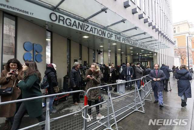 ▲ 오스트리아 빈에 있는 OPEC 본부 앞에서 취재진들이 석유감산회의 결과를 기다리고 있다. ⓒ뉴시스 AP. 무단전재 및 재배포 금지.