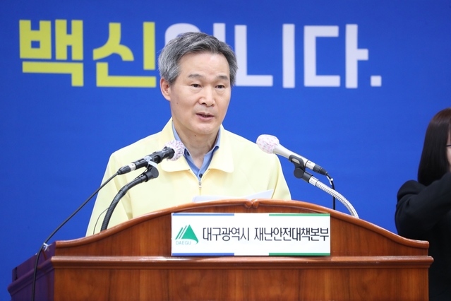 ▲ 채홍호 대구시행정부시장은 11일 오전 브리핑에서 “쪽방 생활인 761명에 대해서는 주3회 쪽방촌 방역을 실시하고, 주1회 방문진료를 통해 유증상자를 발굴해 검체검사를 실시하는 등 신속한 방역체계를 유지해 나갈 방침”이라고 말했다.ⓒ대구시