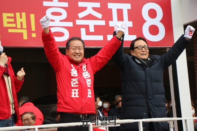 ▲ 홍준표(왼쪽) 후보와 박찬종 전 의원이 유세차에서 인사를 하고 있다.ⓒ뉴데일리