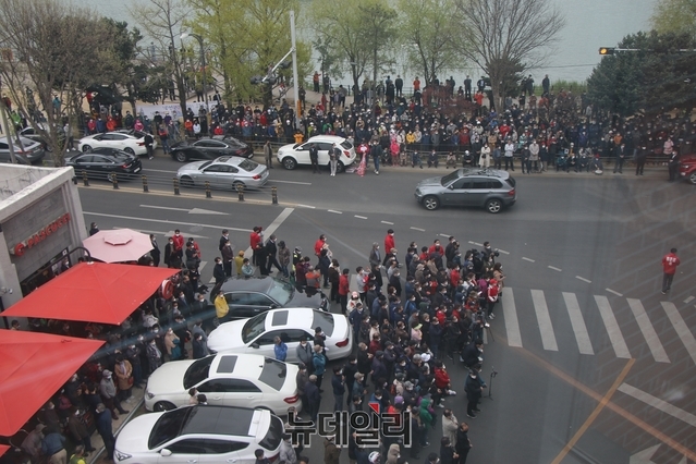 ▲ 유세가 열린 수성못 파스쿠치 앞에는 800여명이 넘는 시민과 지지자가 몰려 높은 열기를 드러냈다.ⓒ뉴데일리