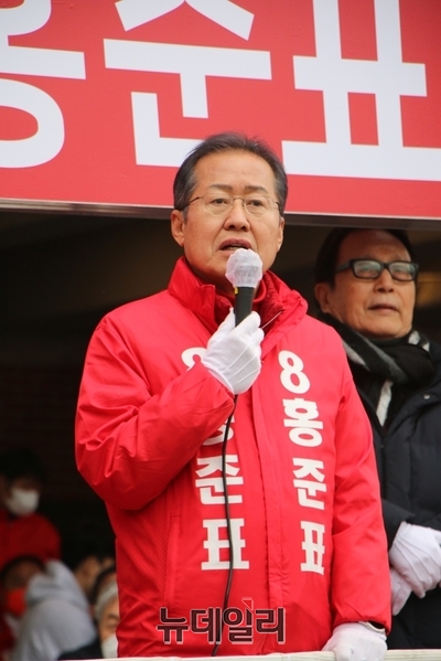 ▲ 홍준표 후보는 단상에 올라 “당에서 출마를 못하게 해 대구에 왔는데 그동안 수성구민이 너무 반갑게 맞아 줬고 대구는 저를 오늘에 있기까지 해준 곳으로 정말 감사하다”고 말했다.ⓒ뉴데일리