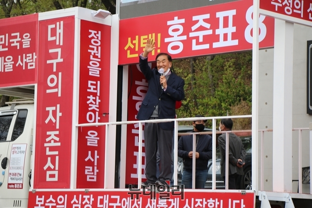 ▲ 이재오 전 의원은 연단에 올라 “지금 문재인 정권은 코로나19를 안정적으로 수습했다고 자화자찬하는데 말도 안 되는 소리”라며 “이번 총선에서 문재인 정권에 대한 심판을 대구에서 확실히 해 달라”고 말했다.ⓒ뉴데일리