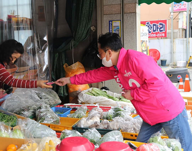 ▲ 김희곤 후보가 동래구 시장상인과 인사 중이다. ⓒ김희곤 후보 선거캠프 제공