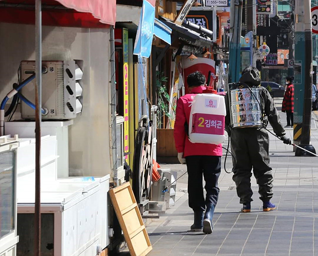 ▲ 김희곤 후보가 우한코로나 방역을 위해 동래구 곳곳을 소독 중이다. ⓒ김희곤 후보 선거캠프 제공