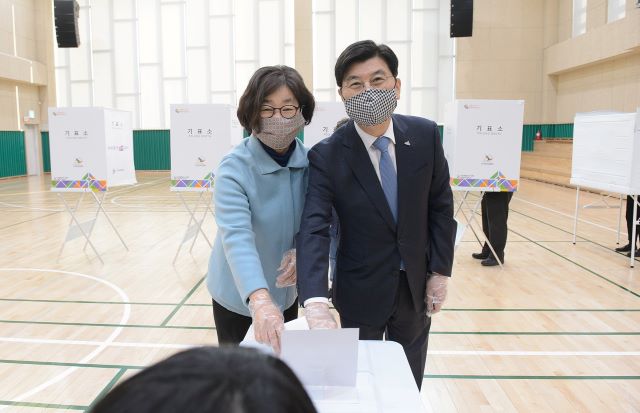 ▲ 제21대 총선 사전투표 첫날인 10일 오전 이춘희 세종시장 부부가 세종시 새롬동 복합커뮤니티센터에 마련된 사전투표소에서 사전투표를 하고 있다.ⓒ세종시