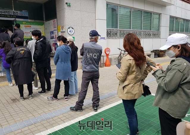 ▲ 21대 총선을 4일 앞둔 11일 진행된 사전투표를 위해 긴 줄을 선 유권자들.ⓒ뉴데일리 D/B