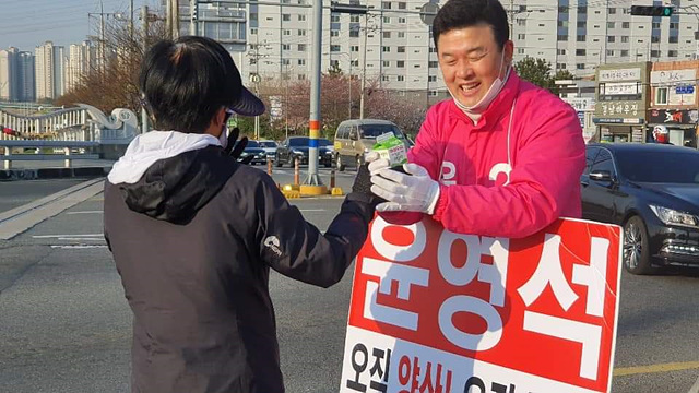 ▲ 윤영석 후보가 출근길 아침 인사중에 한 시민으로부터 우유를 건네받고 있다. ⓒ윤영석 후보 선거캠프 제공