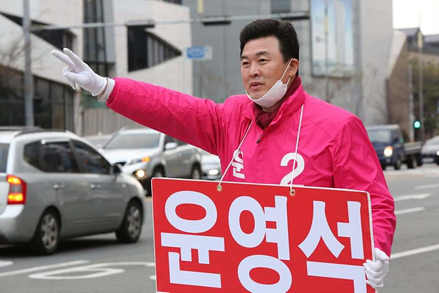 ▲ 윤영석 후보가 범어 우미린 사거리에서 시민들에게 인사중이다. ⓒ윤영석 후보 선거캠프 제공