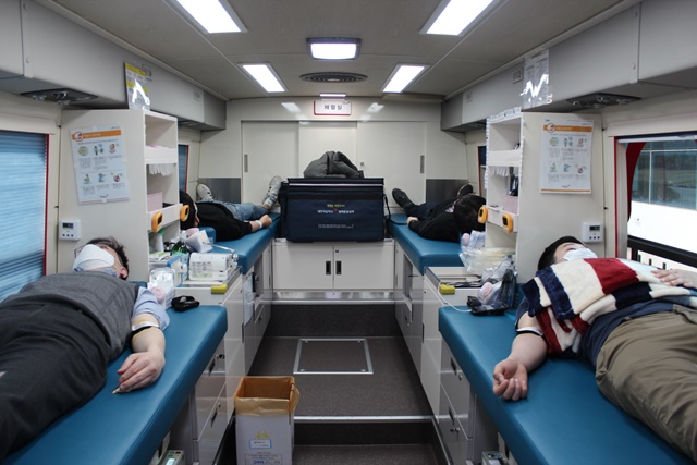 ▲ LG화학 오창공장 임직원들이 코로나19 극복을 위해 헌혈을 하고 있다. ⓒLG화학