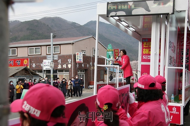 ▲ 김정재 후보가 기계시장 앞에서 소규모 번개유세를 펼치며 4.15 총선 압승을 다짐했다.ⓒ뉴데일리