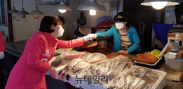 ▲ 김정재 후보가 양학시장에서 한 상인과 주먹인사를 나누고 있다.ⓒ뉴데일리