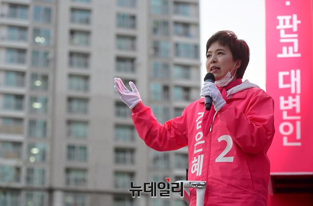 ▲ 퇴근길 유세 중인 김은혜 통합당 후보. ⓒ정상윤 기자.