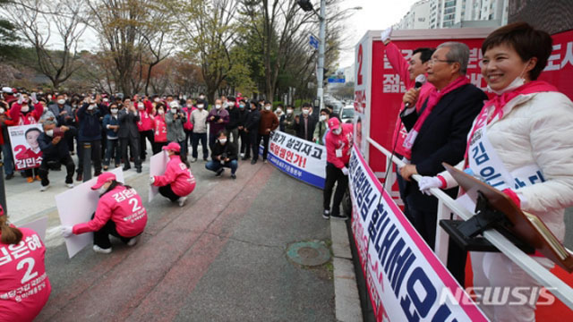 ▲ 지난 11일 분당중앙공원에서 열린 통합당의 김은혜·김민수 후보 공동유세 때 지지를 호소하는 김종인 위원장. ⓒ뉴시스. 무단전재 및 재배포 금지.