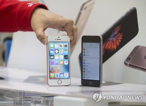 ▲ 사진은 애플사의 중저가 보급라인 '아이폰 SE'의 모습.ⓒ연합뉴스