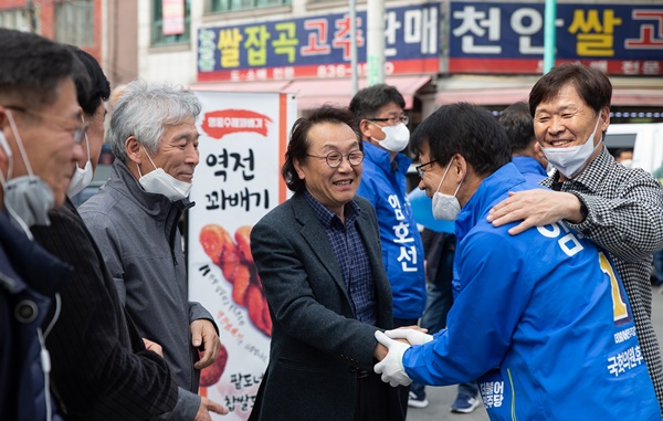 ▲ 선거운동에서 지지를 호소하는 더불어민주당 임호선 후보.ⓒ임호선 후보 사무소