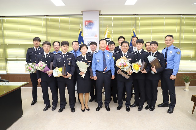 ▲ 경찰관 18명에 대한 승진 임용식을 가지고 기념 촬영을 하고 있다.ⓒ울진해경