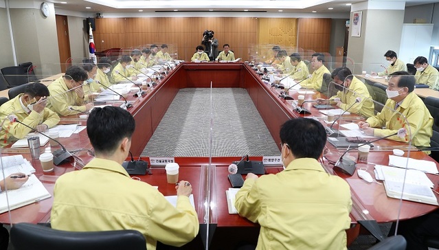 ▲ 양승조 충남도지사가 13일 도청에서 실국원장회의를 주재하고 있다.ⓒ충남도