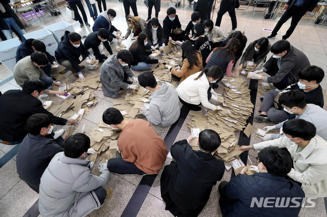 ▲ 제21대 국회의원 선거 사전투표가 끝난 지난 11일 오후 서울 용산구 서울역에 마련된 남영동 사전투표소에서 선거관계자들이 사전투표용지 분류작업을 하고 있다. ⓒ뉴시스