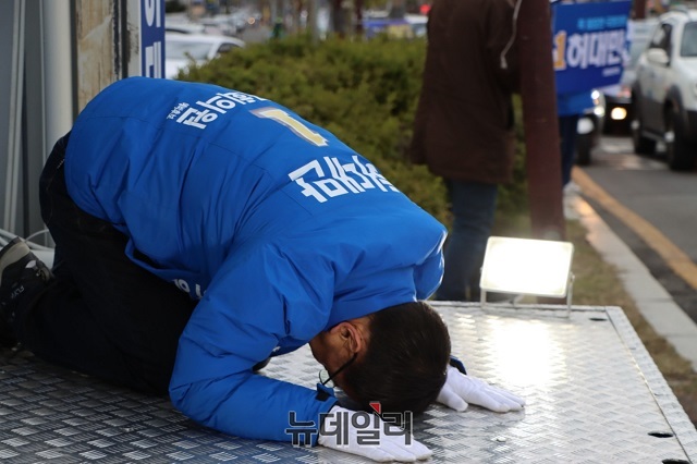 ▲ 허대만후보가 13일 형산로터리에서 포항 시민들에게 큰 절로 아침인사를 하고 있다.ⓒ뉴데일리